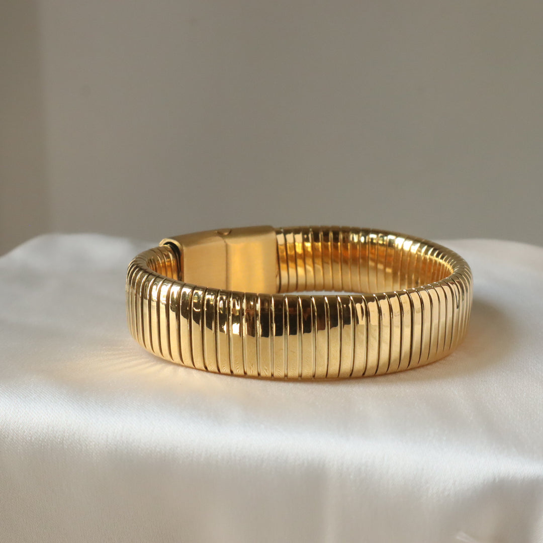 Big Buckle Coil 18K Gold Plated Bangle