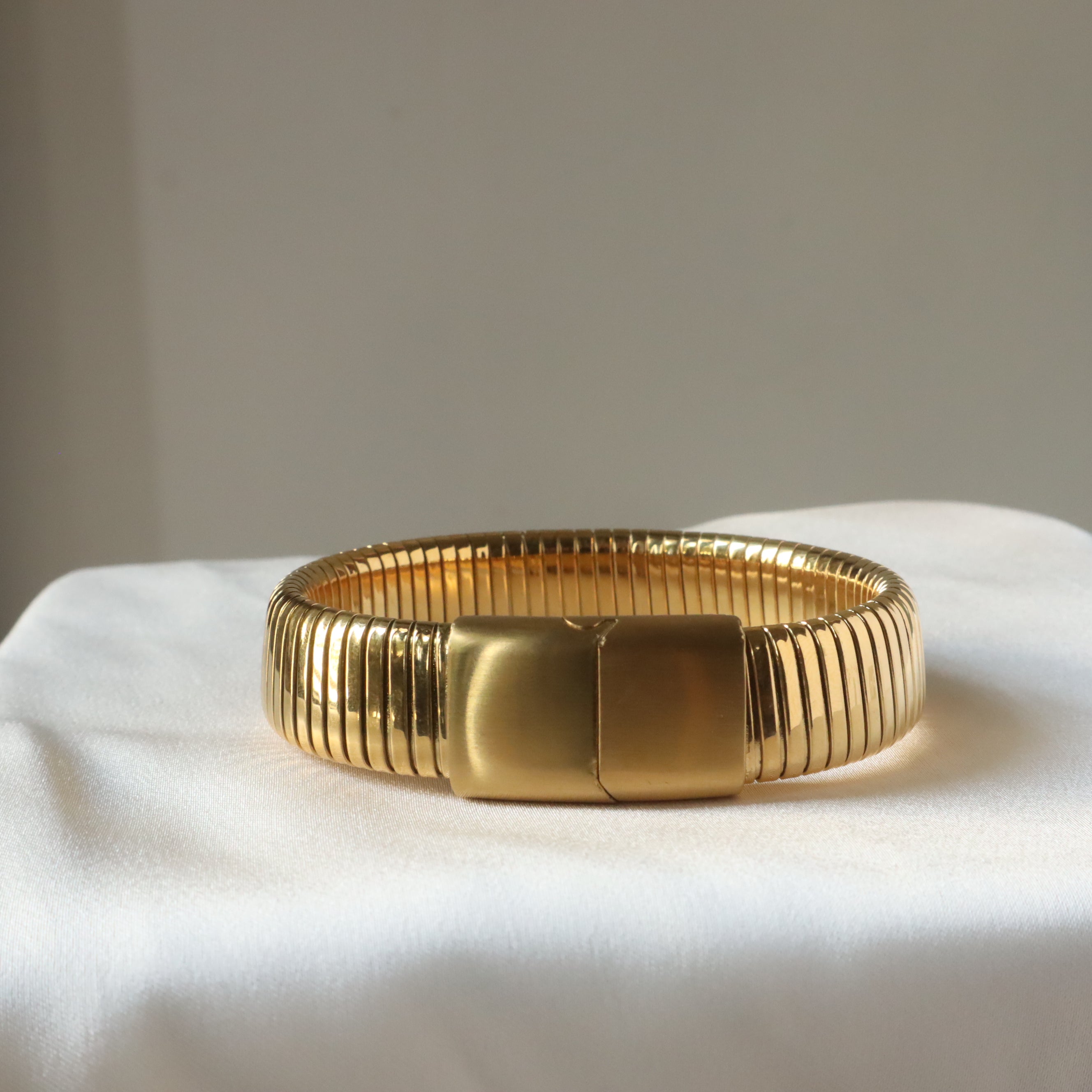 Big Buckle Coil 18K Gold Plated Bangle