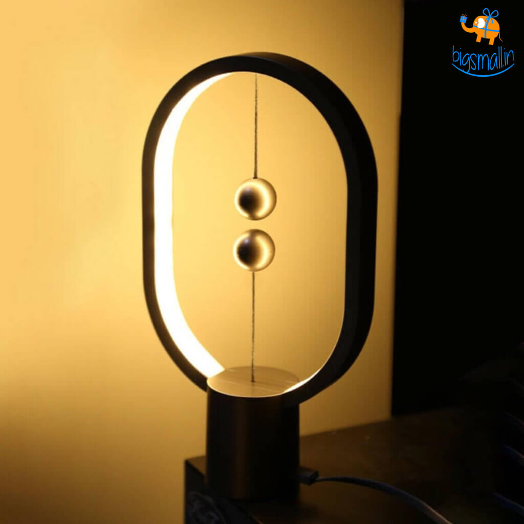 Magnetic balance store lamp